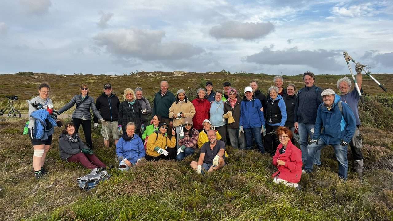 Die Teilnehmenden des Voluntourismus-Seminars sitzen in der Sylter Heide