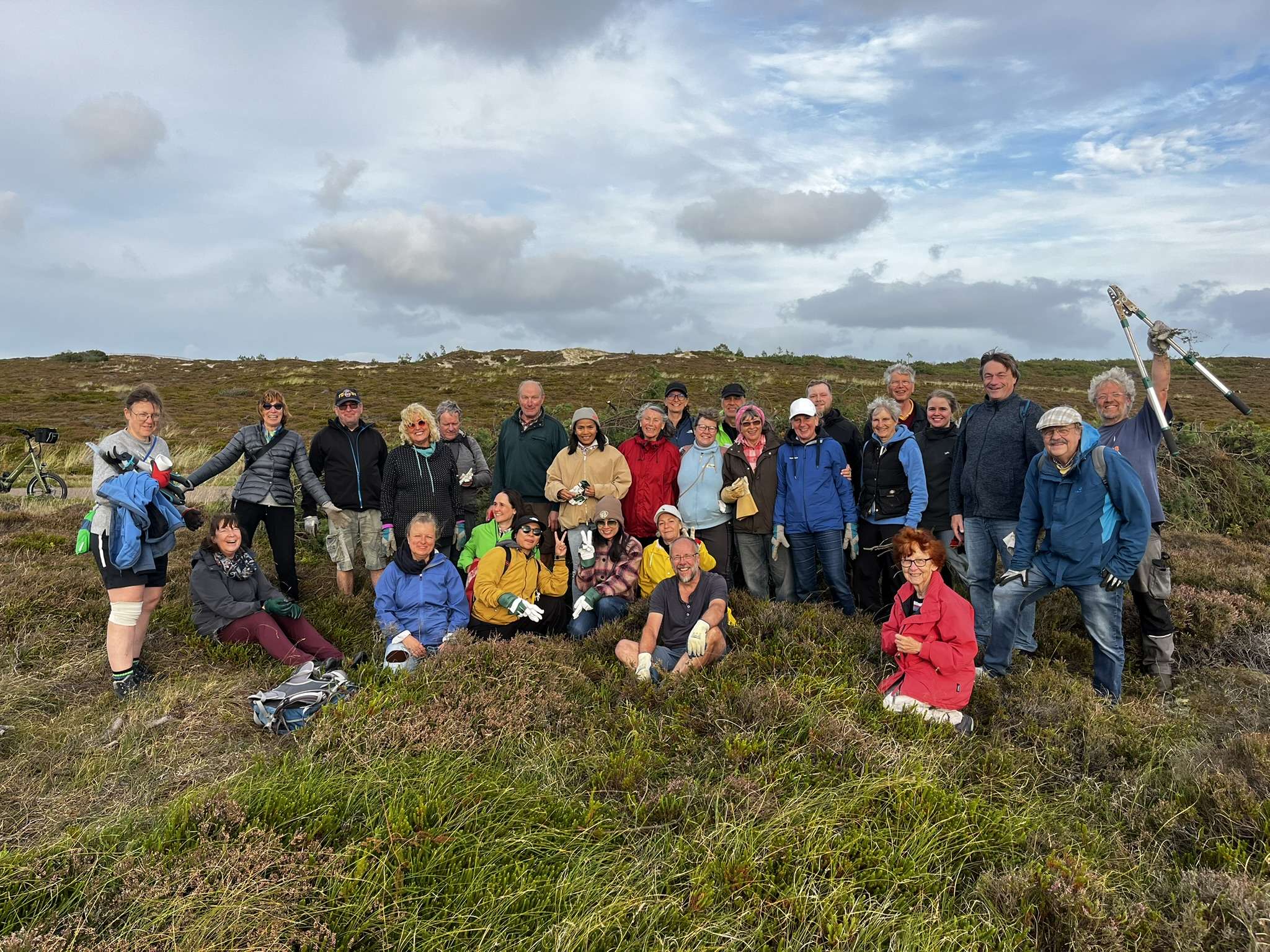 Die Teilnehmenden des Voluntourismus-Seminars sitzen in der Sylter Heide