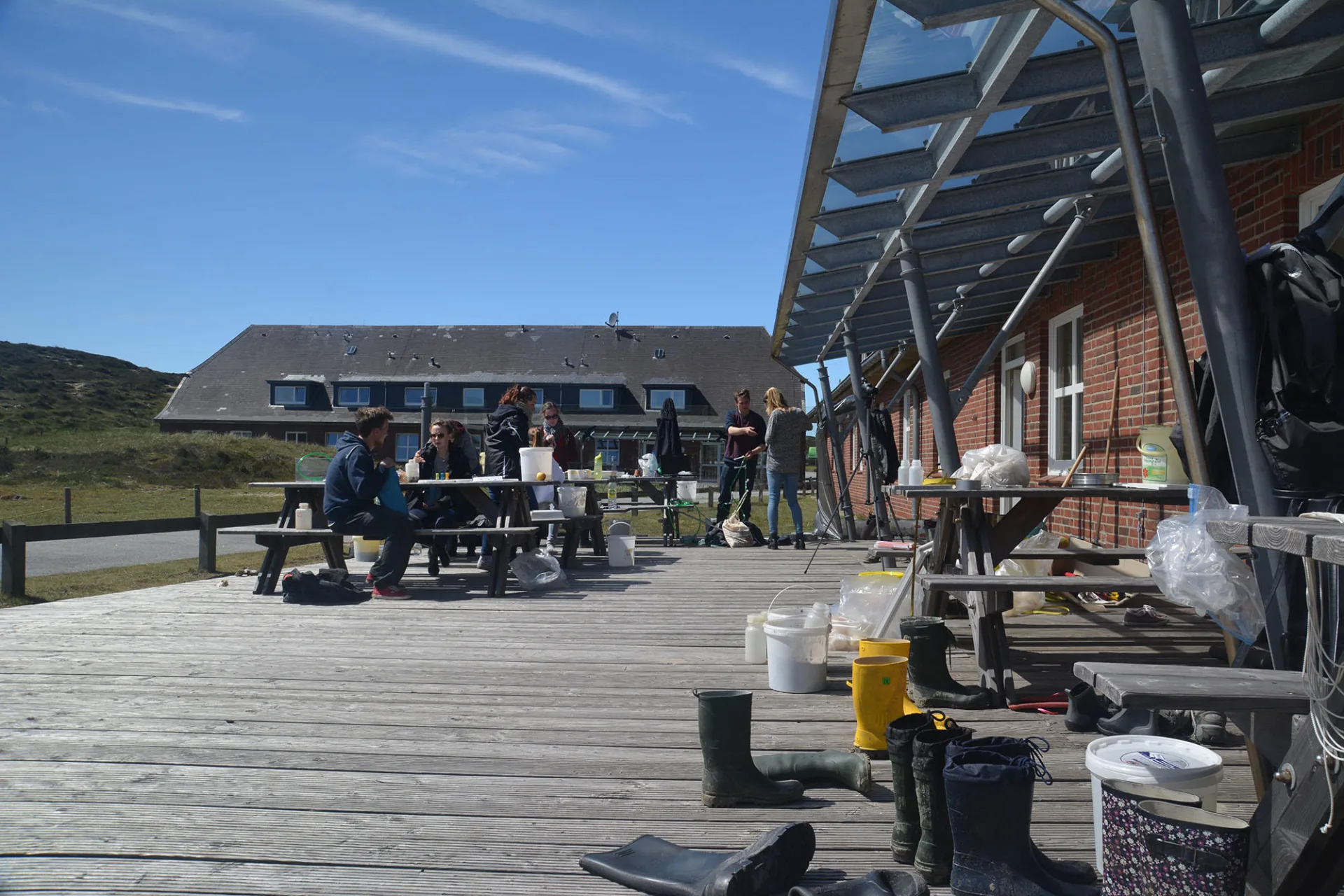 Studierende machen Pause auf der Terrasse der Jugendfreizeitstätte Mövenberg auf Sylt