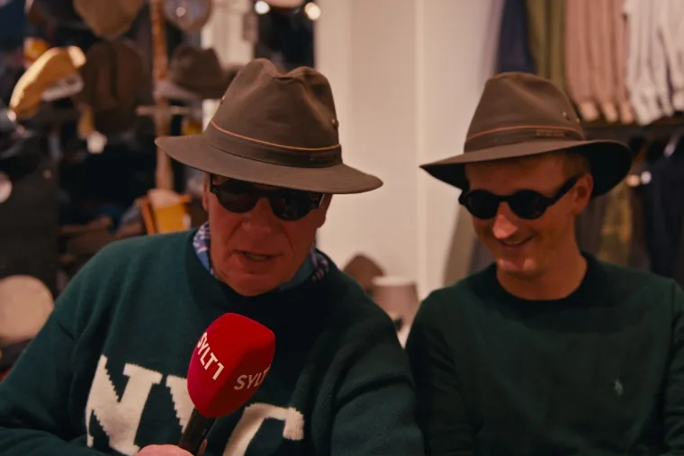 Alex Lenz und Nick Bosch mit Hut und Sonnenbrille im Modehaus MODI'S in Kampen, Sylter Wochenshow 61
