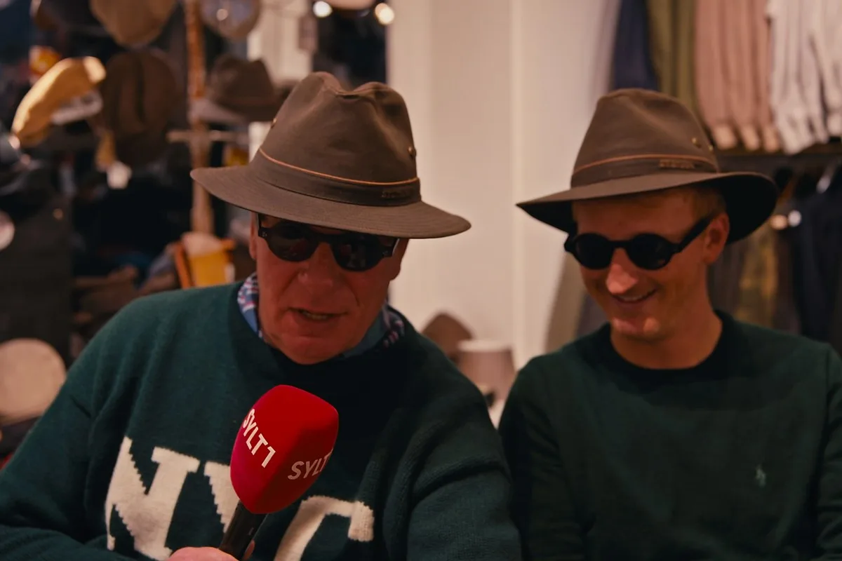 Alex Lenz und Nick Bosch mit Hut und Sonnenbrille im Modehaus MODI'S in Kampen, Sylter Wochenshow 61