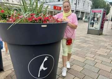 Ein blühendes Bekenntnis: Sylter Unternehmer und Bürgermeisterin Haltermann sichern Zukunft der Westerländer Pflanzkübel