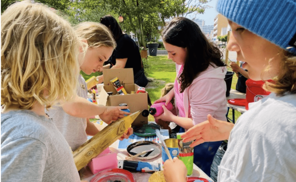 Farbenfrohe Stiftekunst begeistert im Westerländer Rathauspark