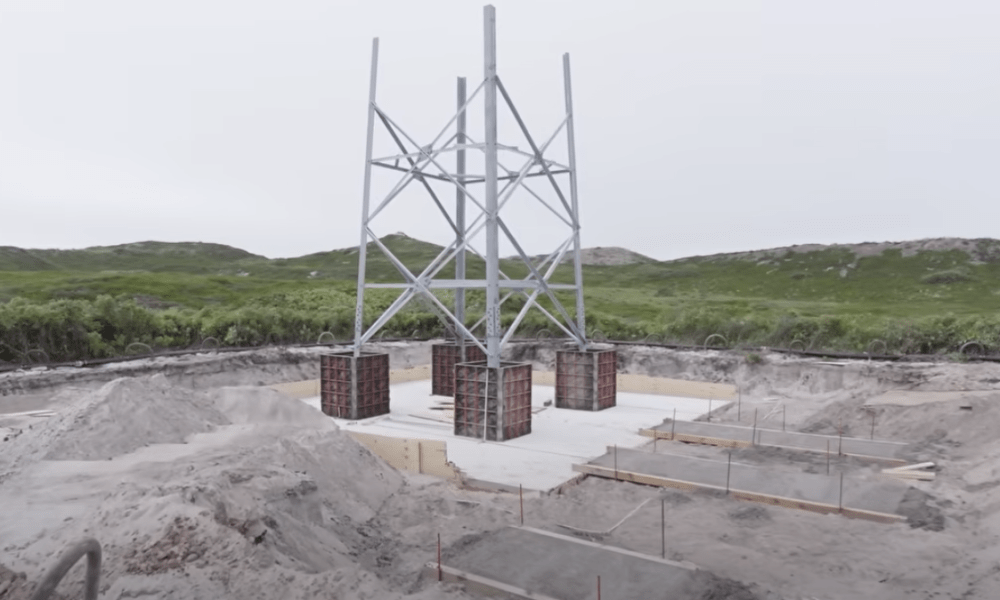 Funkmast-Bau am Surfspot K4 in auf Sylt sorgt für Aufsehen – Wasserschaden an Surfschule nach Zwischenfall?