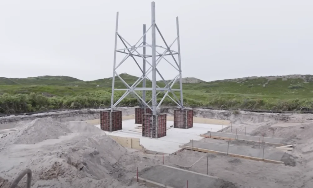 Funkmast-Bau am Surfspot K4 in auf Sylt sorgt für Aufsehen – Wasserschaden an Surfschule nach Zwischenfall?