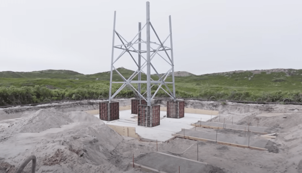 Funkmast-Bau am Surfspot K4 in auf Sylt sorgt für Aufsehen – Wasserschaden an Surfschule nach Zwischenfall?