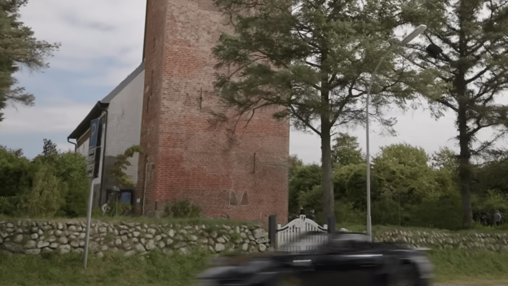 Dreiste Raser an der Keitumer Kirche: Luxus-Limousinen mit bis zu 111 km/h geblitzt