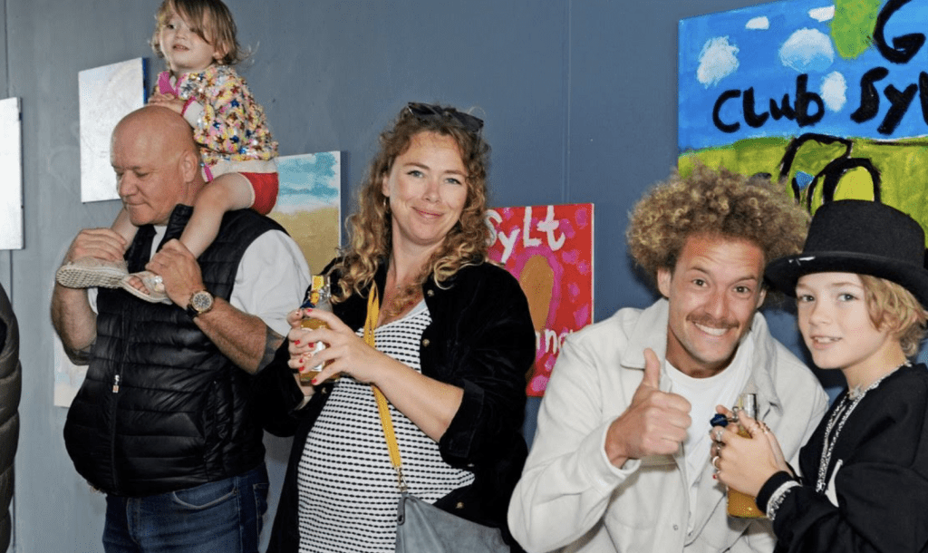 Neues Ausflugsziel für Familien auf Sylt: Kinder verwandeln Keitumer Bahnhof in bunte Kunstgalerie