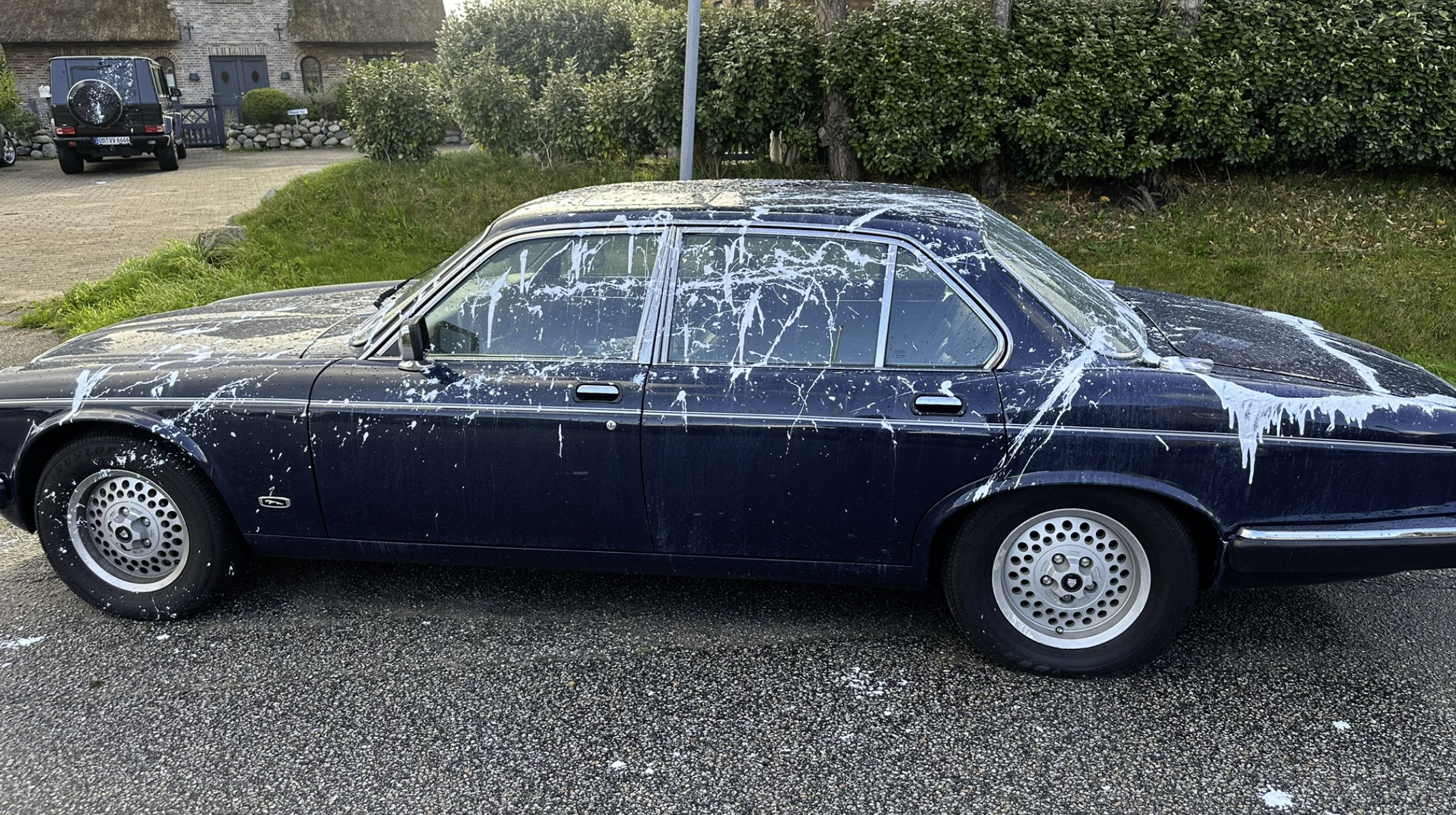 Feiger Anschlag auf Klassiker: Wertvoller Jaguar in Morsum auf Sylt mit Kunstharzfarbe attackiert