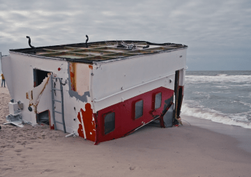Ein Koloss aus Stahl, vom Meer zerschmettert: Wrackteile der "Sea Dagger" zerstreuen sich vor Sylt