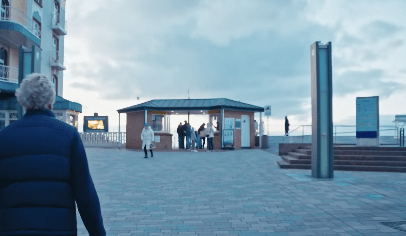 Friedrichstraße in Westerland - Diagnose "Rollkoffer-Trauma": Warum wir den November auf Sylt so lieben. 48 Diagnose "Rollkoffer-Trauma": Warum wir den November auf der Friedrichstraße in Westerland so lieben.