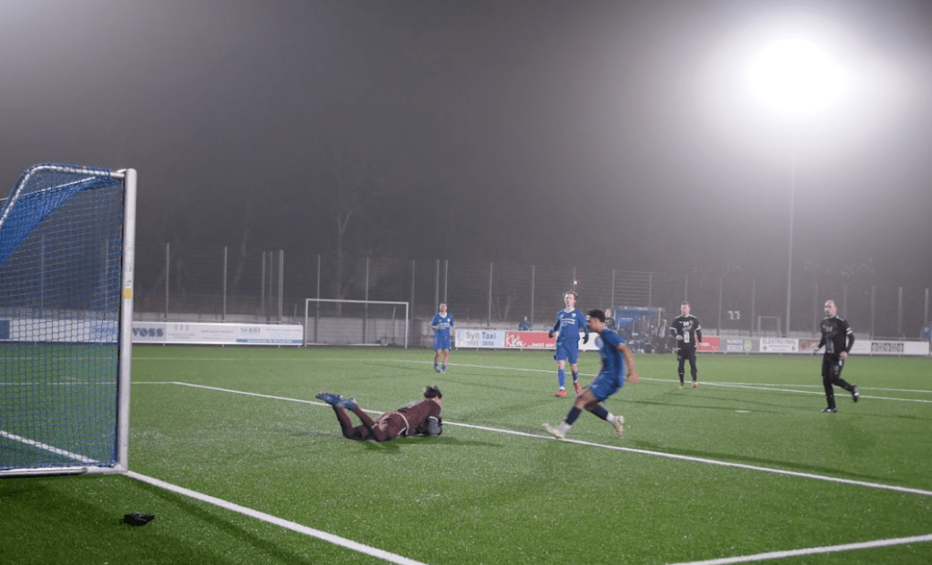 Torlos gegen Leck: Team Sylt scheitert an Latte, Pfosten und Keeper Hansen – Tabellenspitze bleibt in Reichweite 52 Torlos gegen Leck: Team Sylt scheitert an Latte, Pfosten und Keeper Hansen – Tabellenspitze bleibt in Reichweite