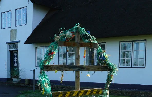 Tradition trifft Zeitgeist: Der Jöölboom als Mahnmal gegen die Plastikflut