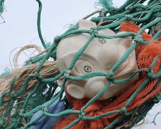 Ein Baum als Mahnmal: Sylt Museum präsentiert interaktiven „Müllboom“ zum 1. Advent