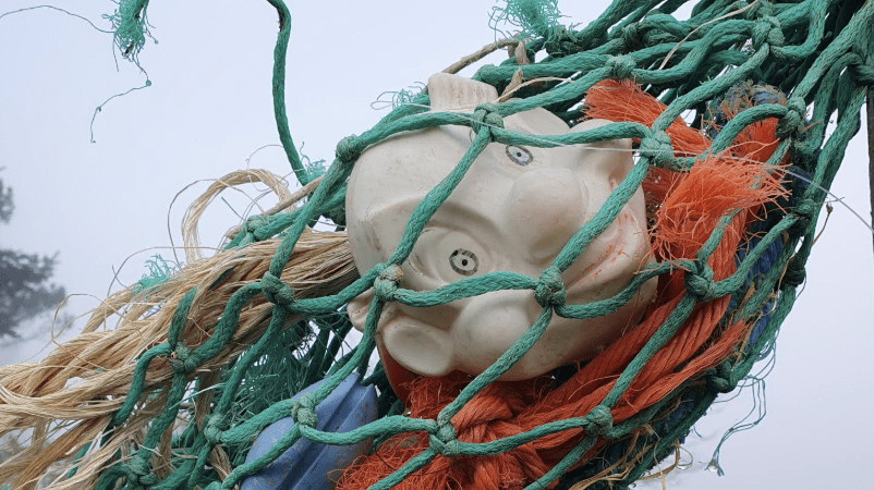 Ein Baum als Mahnmal: Sylt Museum präsentiert interaktiven „Müllboom“ zum 1. Advent