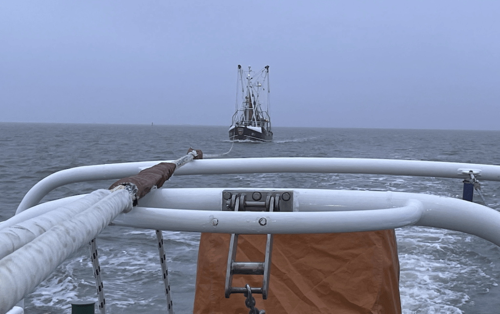 Nächtliche Hilfe auf See: Seenotretter befreien Kutter aus Notlage