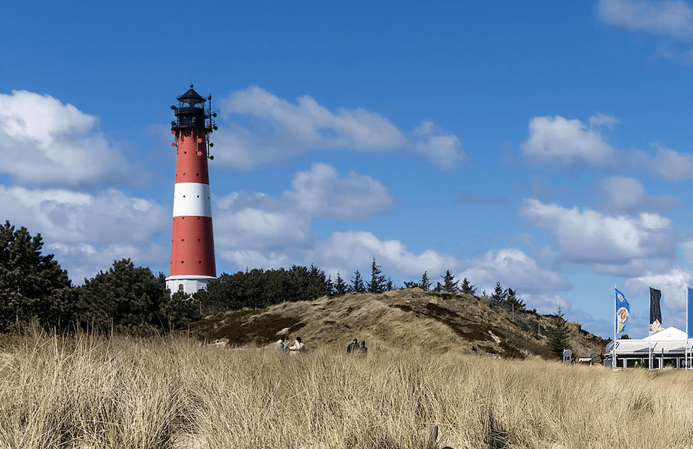 Hörnum - Unsere geliebte Leuchtturmschule: Wo Wissen Flügel bekam 60 Hörnum - Unsere geliebte Leuchtturmschule: Wo Wissen Flügel bekam