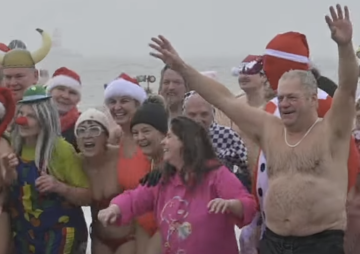 Weihnachtsbaden 2025 auf Sylt - Spektakel in den eiskalten Fluten