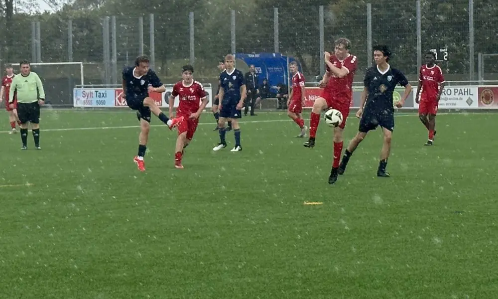 Torfestival im Starkregen: A-Jugend des Team Sylt überrollt Niebüll mit 11:3 297 Torfestival im Starkregen: A-Jugend des Team Sylt überrollt Niebüll mit 11:3