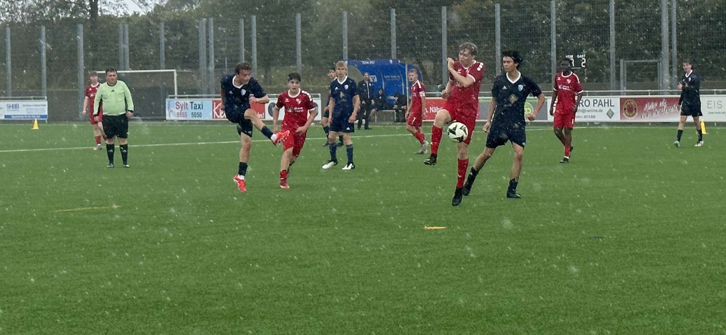 Torfestival im Starkregen: A-Jugend des Team Sylt überrollt Niebüll mit 11:3 35 Torfestival im Starkregen: A-Jugend des Team Sylt überrollt Niebüll mit 11:3