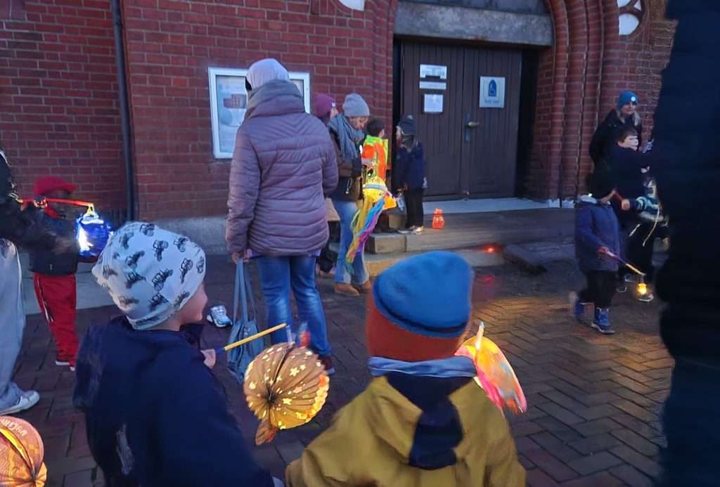 Wenn lütte Lichter leuchten: Ein Abend voller Stolz, Kleber und Friesengeist 49 Wenn lütte Lichter leuchten: Ein Abend voller Stolz, Kleber und Friesengeist