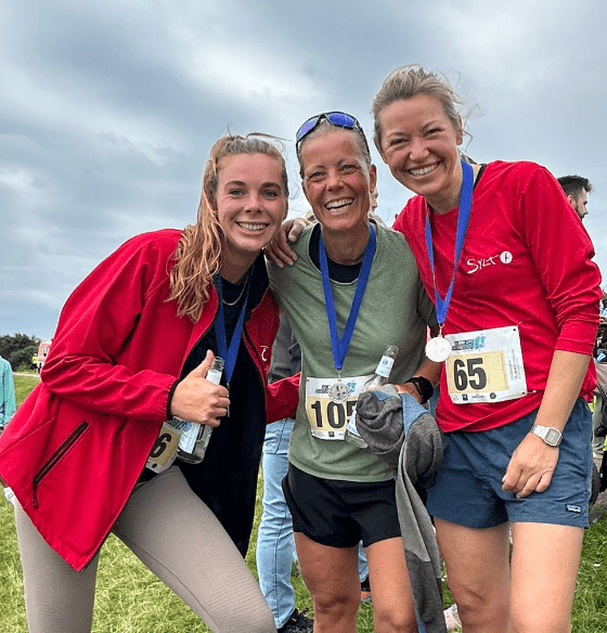 17. Run ums Rantumbecken ## Strecke und Atmosphäre Die etwa 10 Kilometer lange Strecke führte im Uhrzeigersinn einmal rund um das Naturschutzgebiet Rantumbecken. Die Läufer starteten am Rantumer Hafen und wurden von Beginn an kräftig von Familien und Freunden angefeuert. Entlang der Deichkrone bot sich den Teilnehmern ein einzigartiges Naturerlebnis mit atemberaubenden Ausblicken auf das UNESCO-Weltnaturerbe "Nationalpark Wattenmeer" und die vielfältige Vogelwelt des Rantumbeckens. ## Highlights des Laufs Die Strecke war anspruchsvoll und abwechslungsreich. Der erste Abschnitt führte über teils unbefestigte Deichkronen und Rasenpfade, während der zweite Teil über den gut befestigten Rantum-Damm verlief. Entlang der Route sorgten Getränkestände für die nötige Erfrischung, was bei vielen Läufern für gute Laune sorgte. Die Motivation wurde zusätzlich durch die Jubelrufe am Rande der Laufstrecke hochgehalten. ## Ergebnisse Der Sieger des 17. Run ums Rantumbecken war PETROS Nahom mit einer beeindruckenden Zeit von 38:11 Minuten. Dicht gefolgt wurde er von KRÜGER Abdimalik, der mit 39:01 Minuten den zweiten Platz belegte. Bei den Frauen sicherte sich ALTMANN Cindy mit 41:14 Minuten den ersten Platz, gefolgt von PAYSEN Lea mit einer Zeit von 42:25 Minuten. ## Fazit Der 17. Run ums Rantumbecken war erneut ein voller Erfolg. Die Veranstaltung bot nicht nur sportliche Herausforderungen, sondern auch ein einzigartiges Naturerlebnis. Die Teilnehmer zeigten sich begeistert von der Organisation und der Unterstützung durch die zahlreichen Zuschauer entlang der Strecke. Dieser Lauf hat sich als fester Bestandteil im Veranstaltungskalender von Sylt etabliert und wird sicherlich auch in den kommenden Jahren viele Sportbegeisterte anziehen.