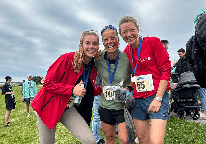 17. Run ums Rantumbecken ## Strecke und Atmosphäre Die etwa 10 Kilometer lange Strecke führte im Uhrzeigersinn einmal rund um das Naturschutzgebiet Rantumbecken. Die Läufer starteten am Rantumer Hafen und wurden von Beginn an kräftig von Familien und Freunden angefeuert. Entlang der Deichkrone bot sich den Teilnehmern ein einzigartiges Naturerlebnis mit atemberaubenden Ausblicken auf das UNESCO-Weltnaturerbe "Nationalpark Wattenmeer" und die vielfältige Vogelwelt des Rantumbeckens. ## Highlights des Laufs Die Strecke war anspruchsvoll und abwechslungsreich. Der erste Abschnitt führte über teils unbefestigte Deichkronen und Rasenpfade, während der zweite Teil über den gut befestigten Rantum-Damm verlief. Entlang der Route sorgten Getränkestände für die nötige Erfrischung, was bei vielen Läufern für gute Laune sorgte. Die Motivation wurde zusätzlich durch die Jubelrufe am Rande der Laufstrecke hochgehalten. ## Ergebnisse Der Sieger des 17. Run ums Rantumbecken war PETROS Nahom mit einer beeindruckenden Zeit von 38:11 Minuten. Dicht gefolgt wurde er von KRÜGER Abdimalik, der mit 39:01 Minuten den zweiten Platz belegte. Bei den Frauen sicherte sich ALTMANN Cindy mit 41:14 Minuten den ersten Platz, gefolgt von PAYSEN Lea mit einer Zeit von 42:25 Minuten. ## Fazit Der 17. Run ums Rantumbecken war erneut ein voller Erfolg. Die Veranstaltung bot nicht nur sportliche Herausforderungen, sondern auch ein einzigartiges Naturerlebnis. Die Teilnehmer zeigten sich begeistert von der Organisation und der Unterstützung durch die zahlreichen Zuschauer entlang der Strecke. Dieser Lauf hat sich als fester Bestandteil im Veranstaltungskalender von Sylt etabliert und wird sicherlich auch in den kommenden Jahren viele Sportbegeisterte anziehen.