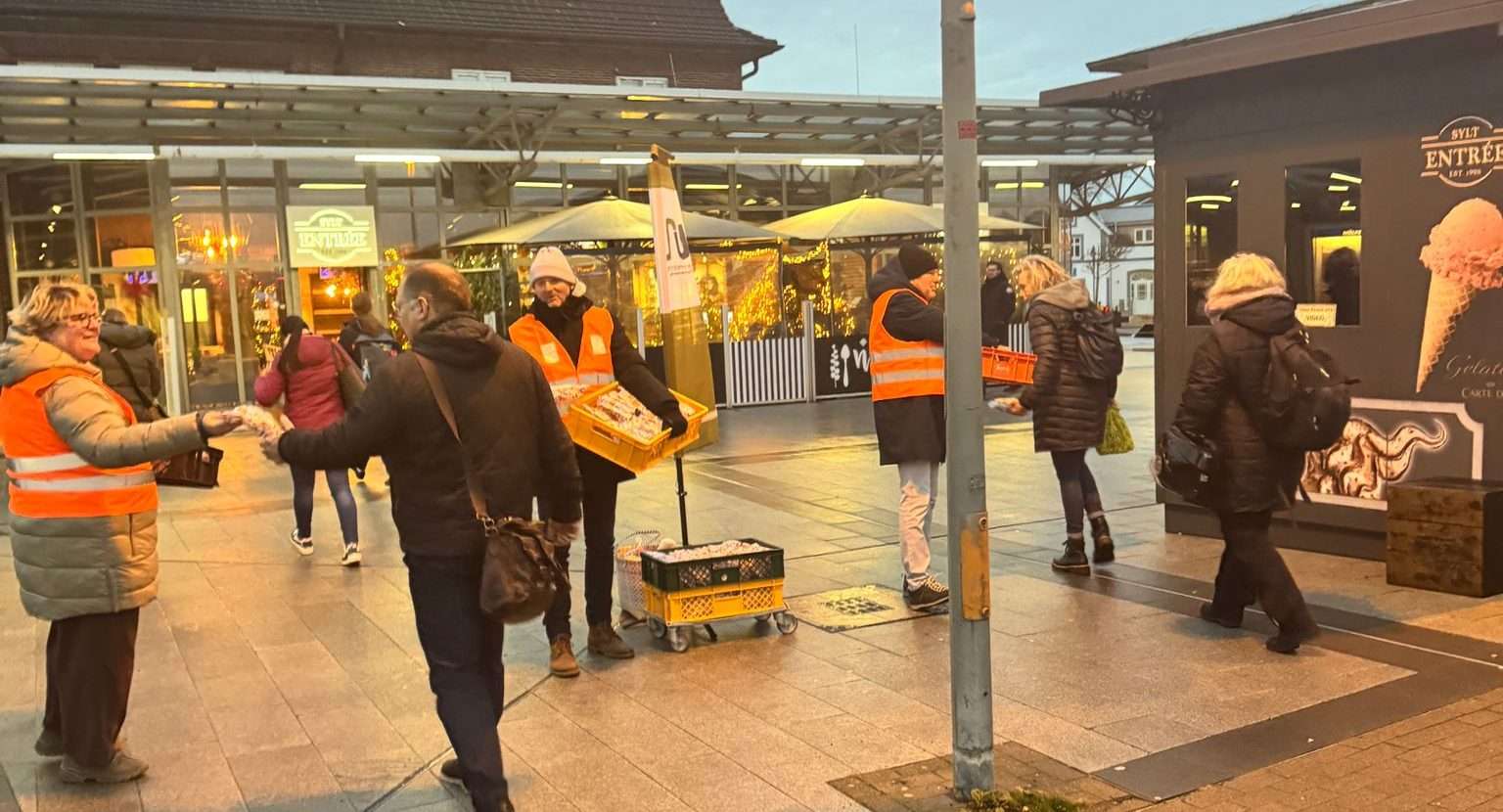 herzen verteilen am bahnhof westerland