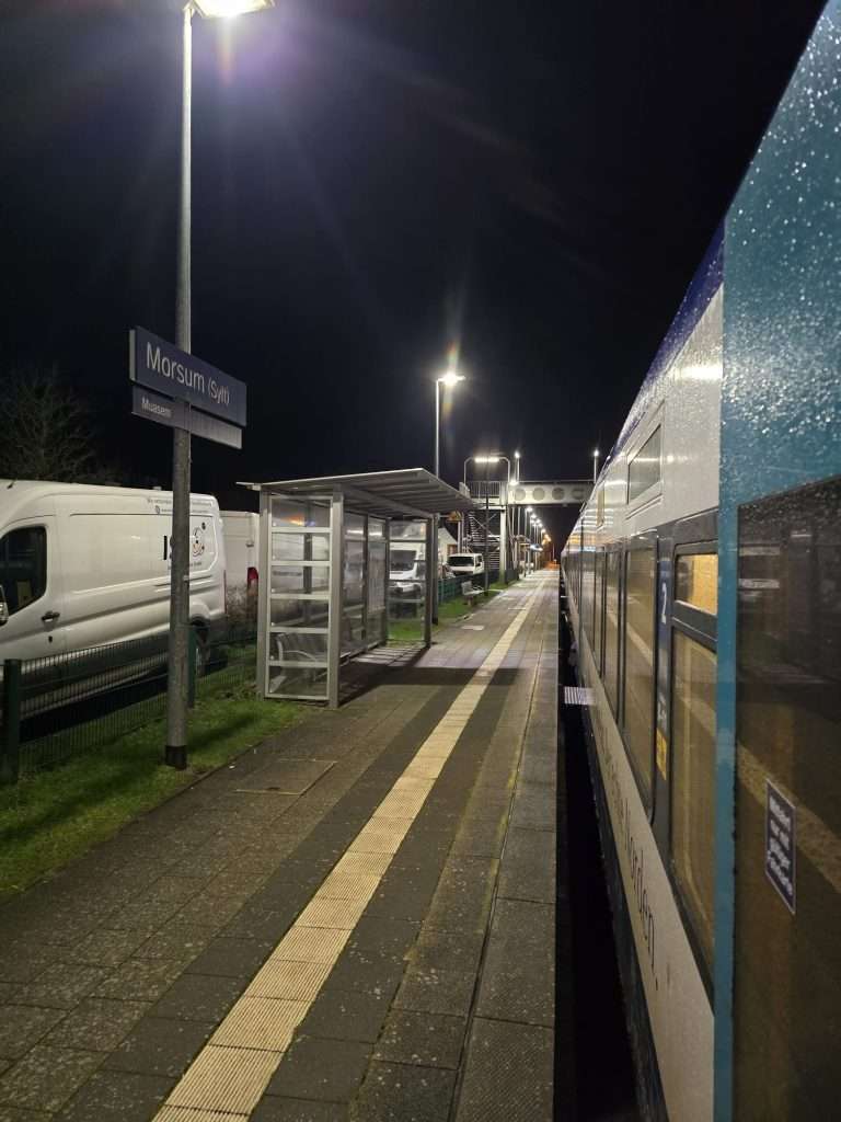 Sturm auf Sylt - Baum umgestürzt - Pendler sitzen auf Sylt fest