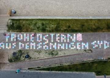 Bunte Ostergrüße und Kinderkunst auf der Hörnumer Promenade mit Video 100 Ostergrüße aus Hörnum