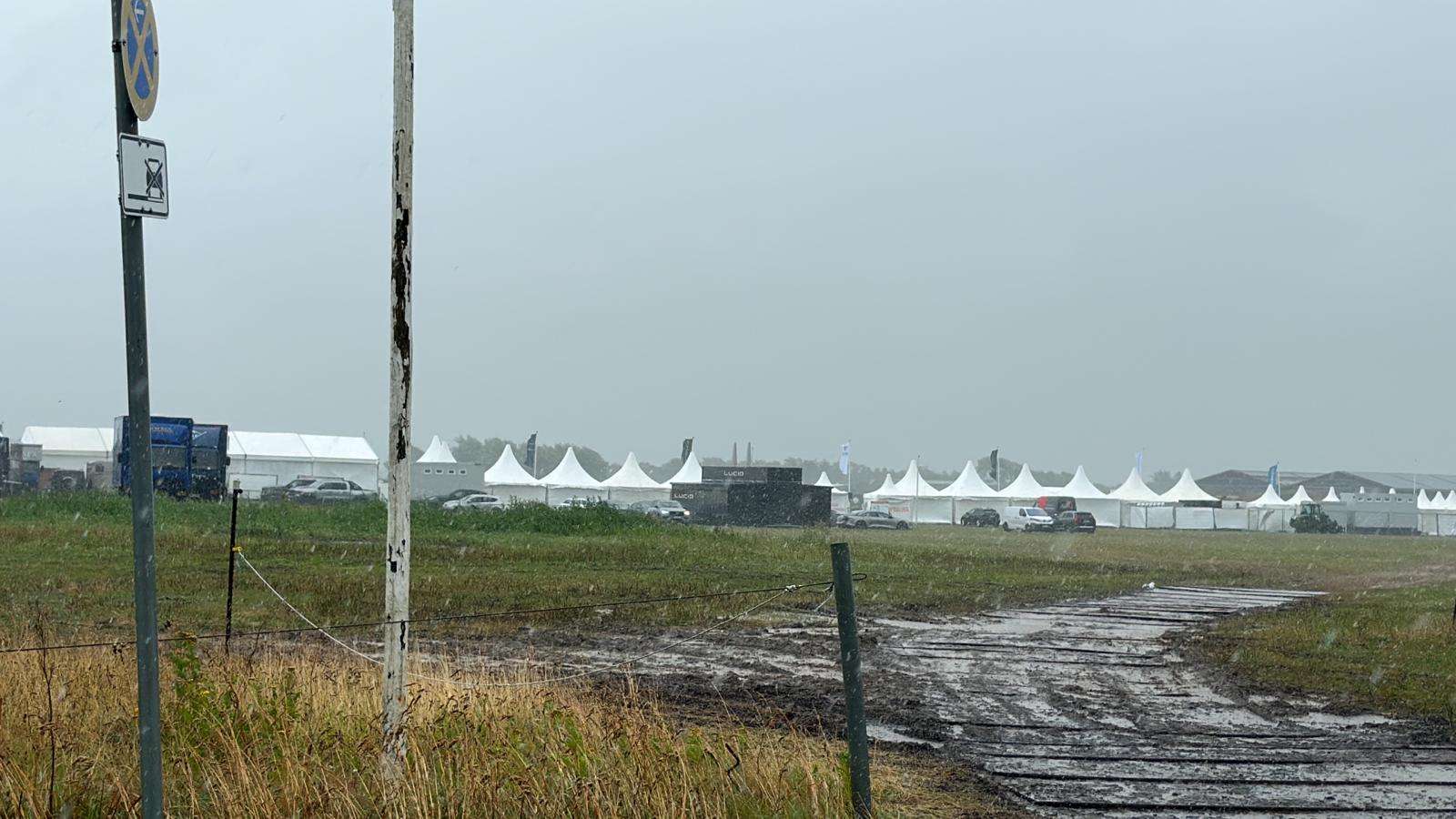Stürmischer Tag auf Sylt: Windsurfer jubeln, Polo-Pferde pausieren