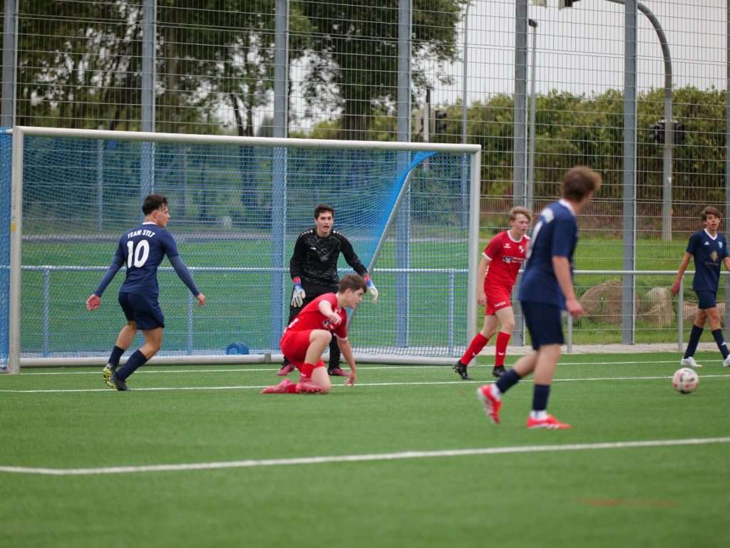 Torfestival im Starkregen: A-Jugend des Team Sylt überrollt Niebüll mit 11:3 39 Torfestival im Starkregen: A-Jugend des Team Sylt überrollt Niebüll mit 11:3
