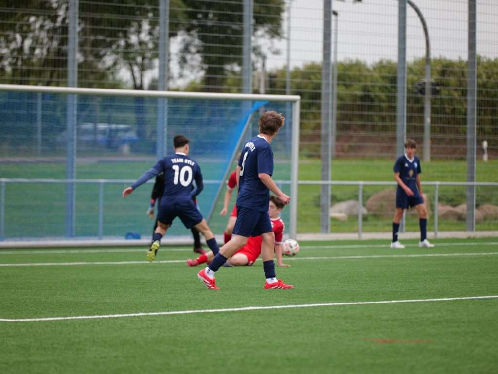 Torfestival im Starkregen: A-Jugend des Team Sylt überrollt Niebüll mit 11:3 37 Torfestival im Starkregen: A-Jugend des Team Sylt überrollt Niebüll mit 11:3