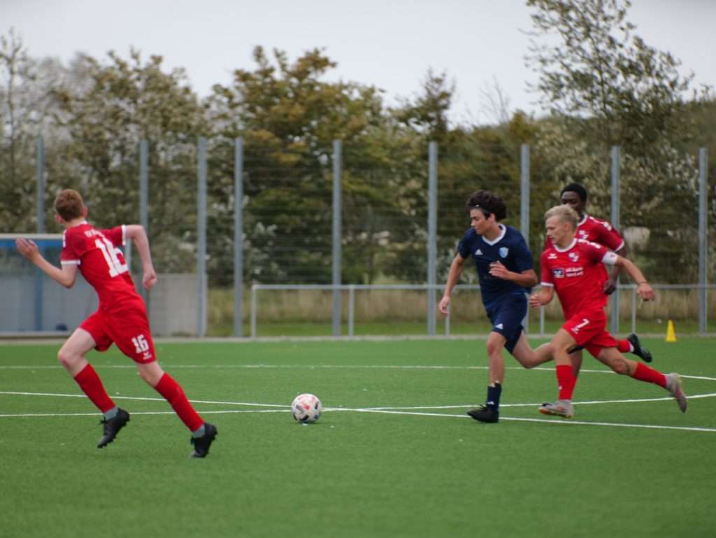 Torfestival im Starkregen: A-Jugend des Team Sylt überrollt Niebüll mit 11:3 36 Torfestival im Starkregen: A-Jugend des Team Sylt überrollt Niebüll mit 11:3