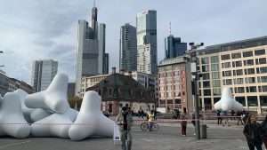 Ach, Frankfurt! Wenn das Heimweh nach Sylt aufblasbare Tetrapoden auf der Hauptwache gebiert