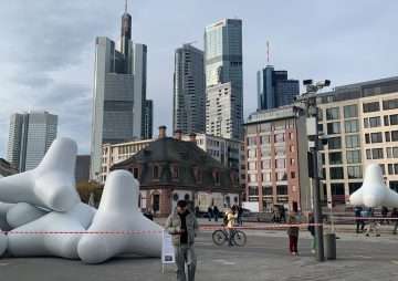 Ach, Frankfurt! Wenn das Heimweh nach Sylt aufblasbare Tetrapoden auf der Hauptwache gebiert