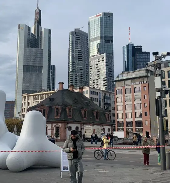Ach, Frankfurt! Wenn das Heimweh nach Sylt aufblasbare Tetrapoden auf der Hauptwache gebiert