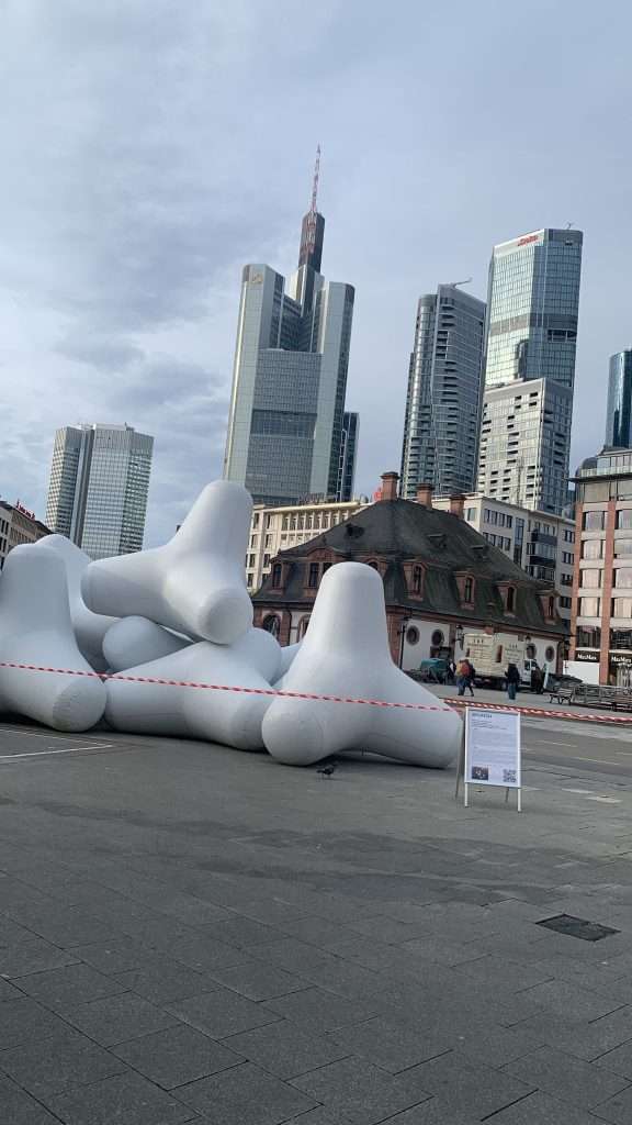 Ach, Frankfurt! Wenn das Heimweh nach Sylt aufblasbare Tetrapoden auf der Hauptwache gebiert 49 Ach, Frankfurt! Wenn das Heimweh nach Sylt aufblasbare Tetrapoden auf der Hauptwache gebiert