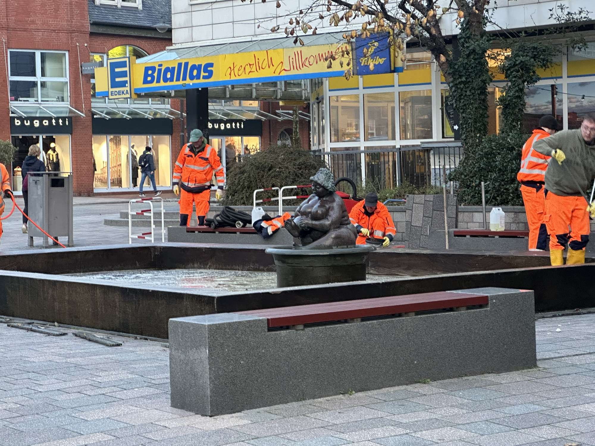 Fleißige Hände machen die Wilhelmine in Westerlamd sauber