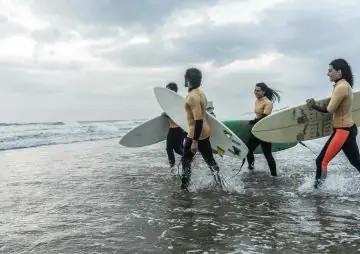 7 Surf-Destinationen weltweit für jedes Level 
