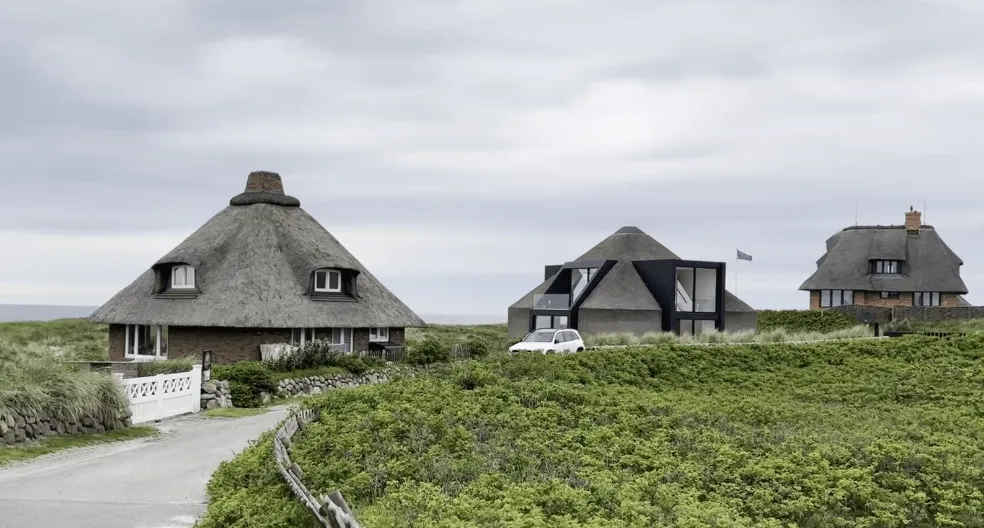 Luxusvilla in Hörnum: Tarnkappenbomberdesign trifft aufs Reetdach 2025 48 Luxusvilla in Hörnum