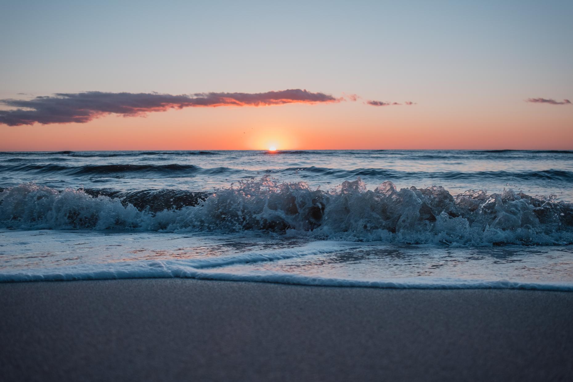 Strandwanderung in den Sonnenuntergang in Rantum
